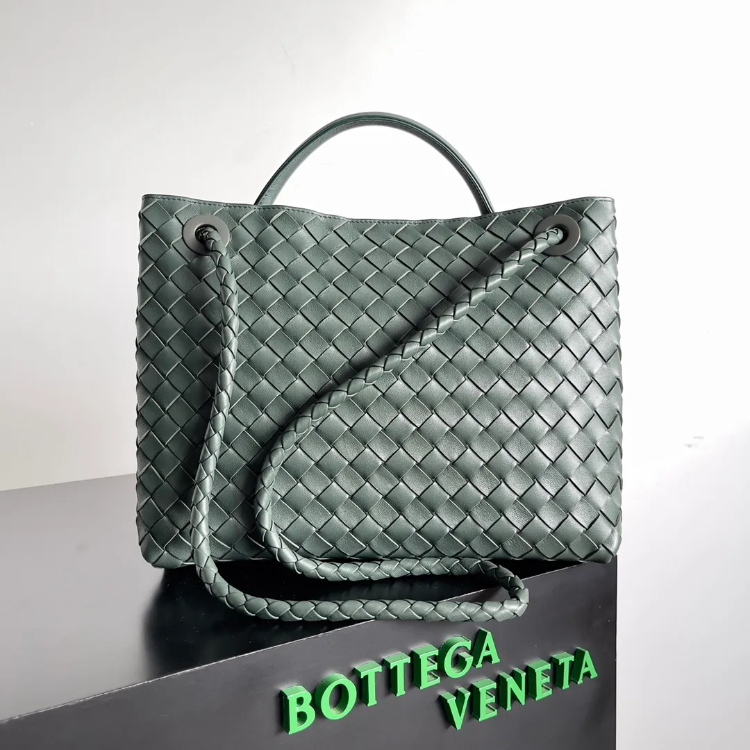 The 2023 new Andiamo batch of 2260 BV has been shipped‼ ️Really popular🔥The new Andiamo woven handbag launched by Bottega Veneta this season is really popular all over the world! ! Celebrities at home and abroad have worn it, and Oscar-winning actress Michelle Yeoh has taken it out on the street. Song Jia, Trai Yara, Yu Feihong, Sanji Ayaka, Rosie Hunting-Whiteley, Yoshioka Riho, etc. have all picked up this bag. It is classic and versatile, showing off its temperament, and the bag capacity is also large, which is very convenient for daily commuting! ! A variety of carrying methods, the shoulder straps can be adjusted by yourself, the original lambskin feels soft and delicate, and the unisex style breaks the gender boundaries and brings a more practical and long-lasting use experience. Andiamo, which has both elegant and casual styles, perfectly interprets the true appearance of "fashionable old money style". Style number: 743572 Size: 32*24*12